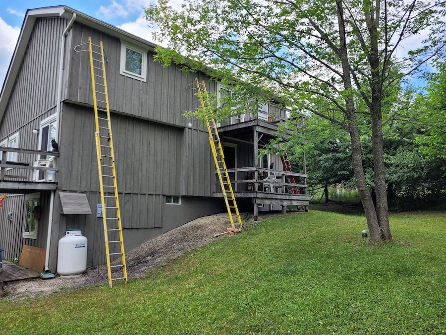 A barrie roofing company installing new eves